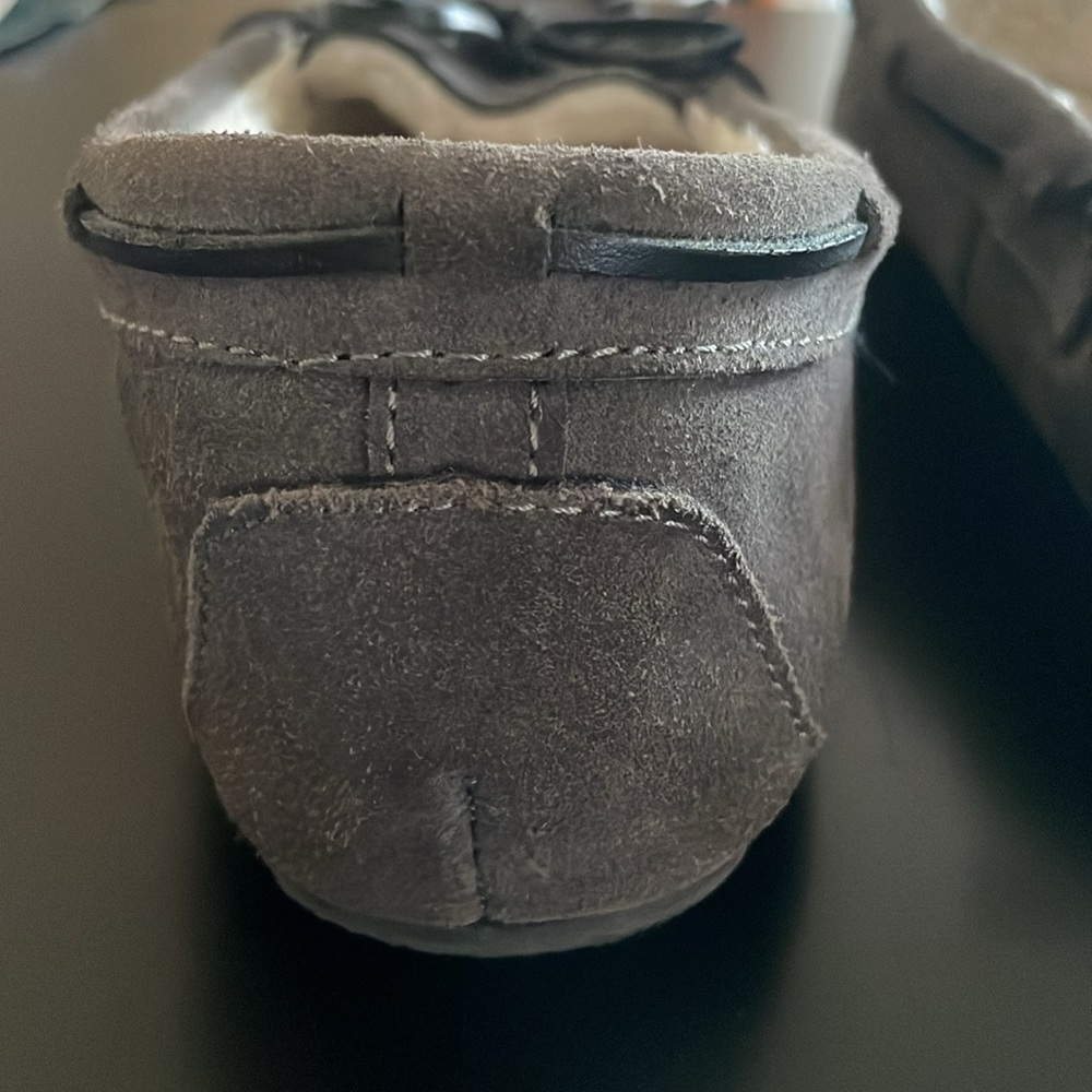 Minnetonka Grey Moccasin Shoe Sz 7 Leather Tie Exterior Side Front Sherpa Lining - Picture 12 of 13